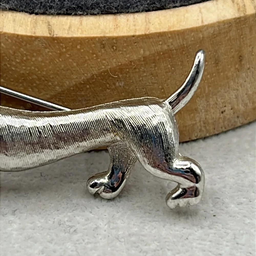 Vintage Kramer Dachshund brooch large faux pearl eye rhinestone collar 2 inches - Picture 3 of 7